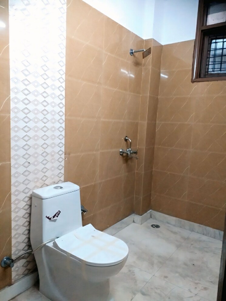 Bathroom, east patel nagar 3 Bedroom 1670 Sq.Ft. Builder Floor In East Patel Nagar Delhi 9488339