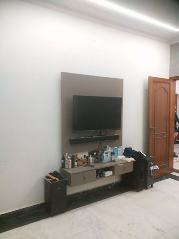 Furnished Amenities in 3 BHK Builder Floor at East Patel Nagar – for Rent