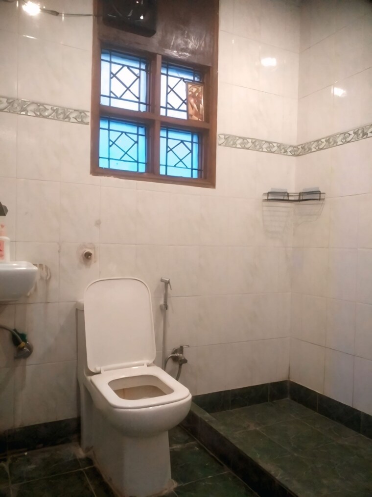 Bathroom, east patel nagar 3 Bedroom 1670 Sq.Ft. Builder Floor In East Patel Nagar Delhi 9488339