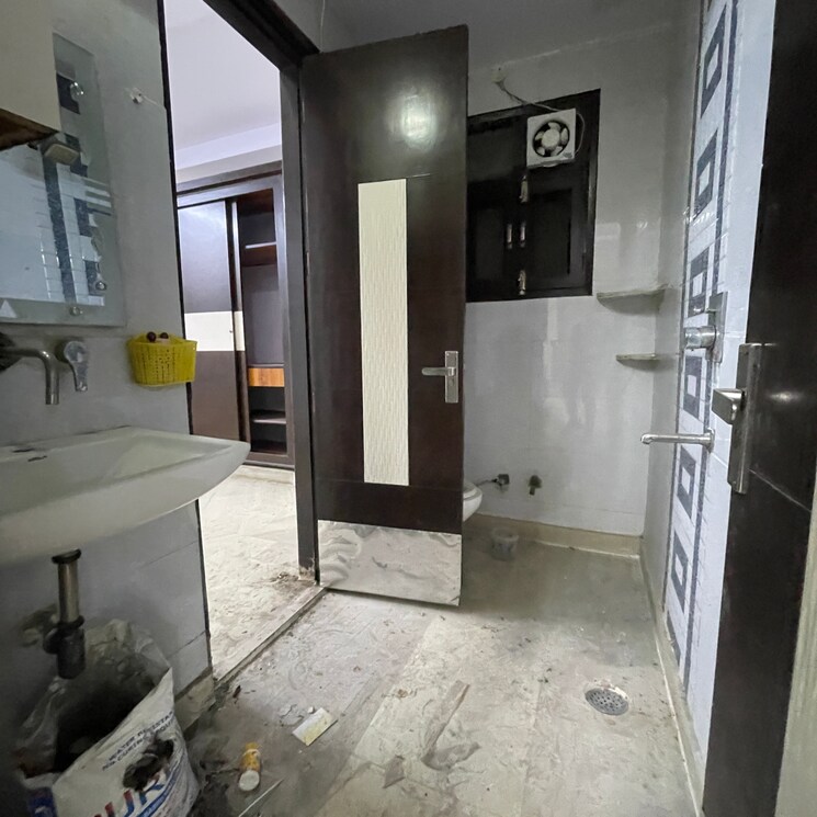 Bathroom, rohini sector 24 3 Bedroom 1400 Sq.Ft. Builder Floor In Rohini Sector 24 Delhi 9488278