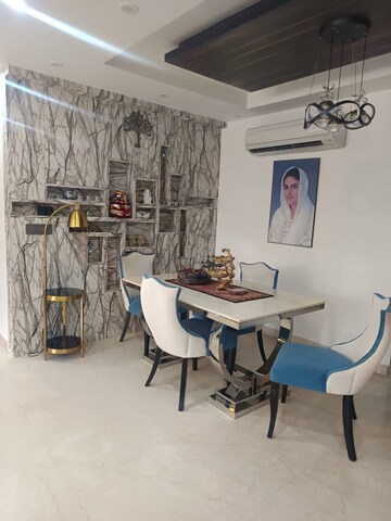 Gym in 4 BHK Builder Floor at DLF City Phase IV, Dlf Phase iv – for Rent