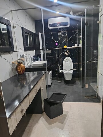 Master Bedroom in 4 BHK Builder Floor at DLF City Phase IV, Dlf Phase iv – for Rent