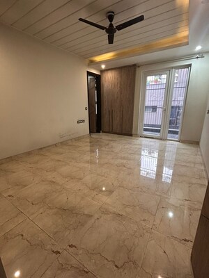 Room in 4 BHK Builder Floor at Gupta Awas, Sector 43 – for Rent