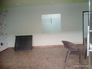 Room in  Showroom at Alkapuri – for Rent