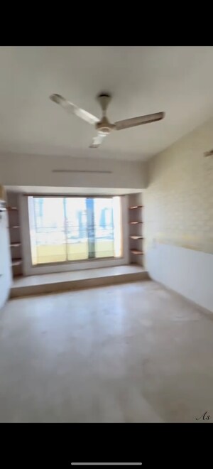 Room in 4 BHK Apartment at Lokhandwala Complex – for Rent