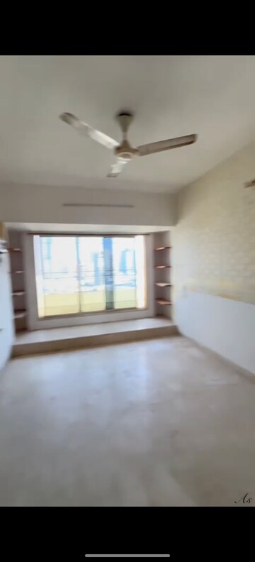 Room in 4 BHK Apartment at Lokhandwala Complex – for Rent