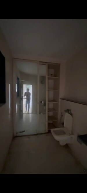 Room in 4 BHK Apartment at Lokhandwala Complex – for Rent