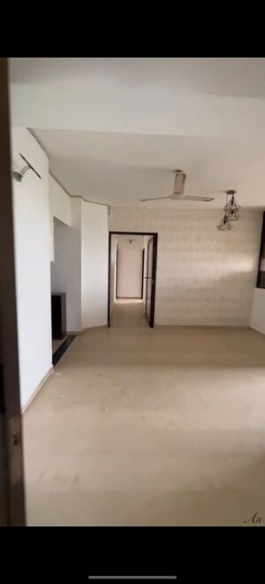 Room in 4 BHK Apartment at Lokhandwala Complex – for Rent