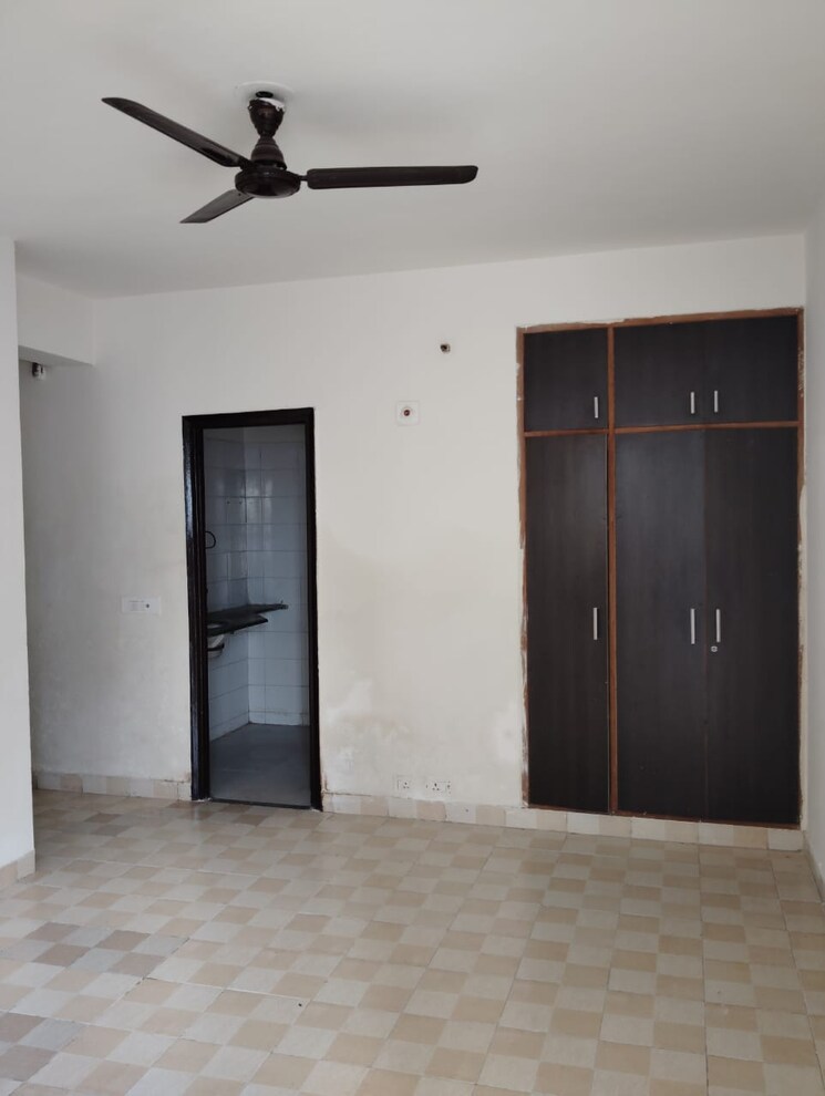 Room, sector 16 3 Bedroom 2150 Sq.Ft. Independent House In Sector 16 Faridabad 9488454