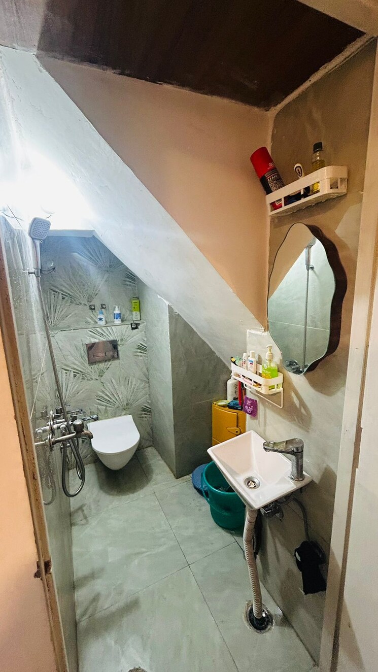 Bathroom, lajpat nagar 2 Bedroom 750 Sq.Ft. Builder Floor In Lajpat Nagar Delhi 9488562