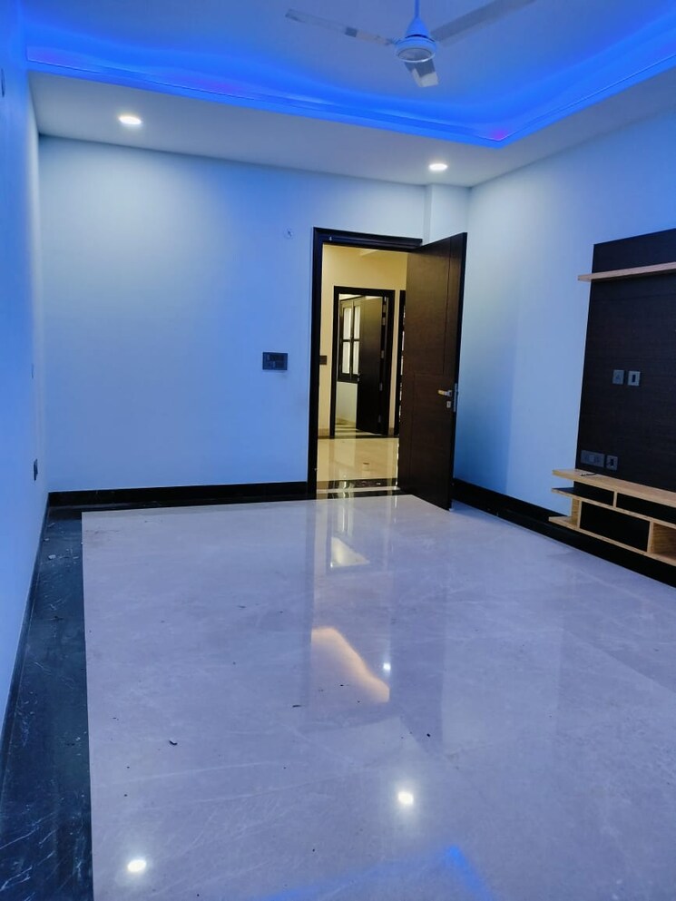 Room, sector 105 2 Bedroom 1200 Sq.Ft. Builder Floor In Sector 105 Noida 9488473