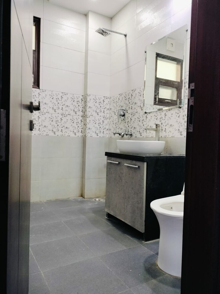Bathroom, sector 105 2 Bedroom 1200 Sq.Ft. Builder Floor In Sector 105 Noida 9488473