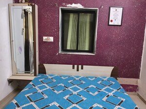 Bedroom in 2.5 BHK Apartment at Naranpura – for Rent