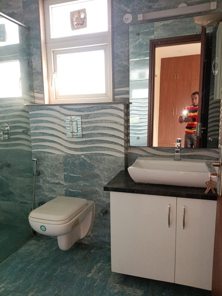 Bathroom, kalkaji 4 Bedroom 320 Sq.Yd. Independent House In Kalkaji Delhi 9488840