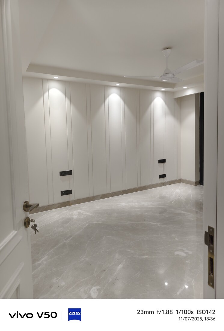 Room, greater kailash i 3 Bedroom 208 Sq.Yd. Builder Floor In Greater Kailash I Delhi 9488809