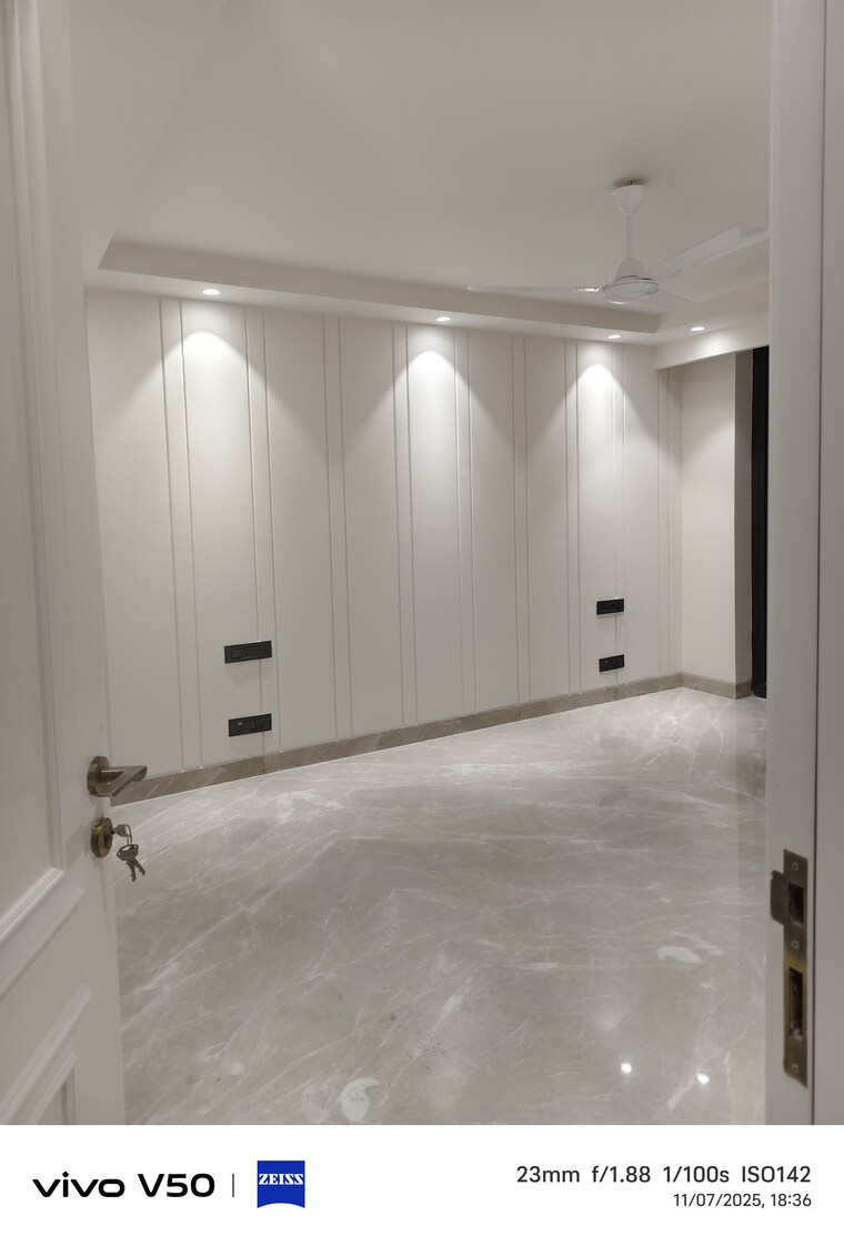 Room, greater kailash i 3 Bedroom 208 Sq.Yd. Builder Floor In Greater Kailash I Delhi 9488809