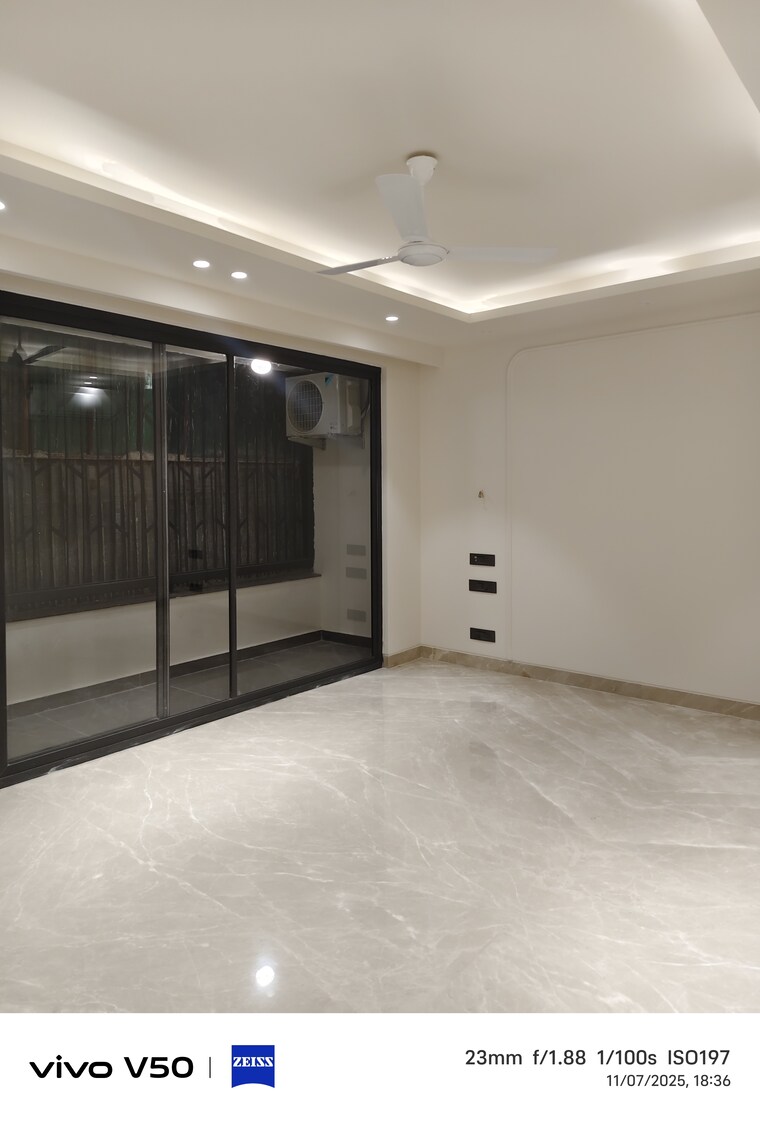 Room, greater kailash i 3 Bedroom 208 Sq.Yd. Builder Floor In Greater Kailash I Delhi 9488809