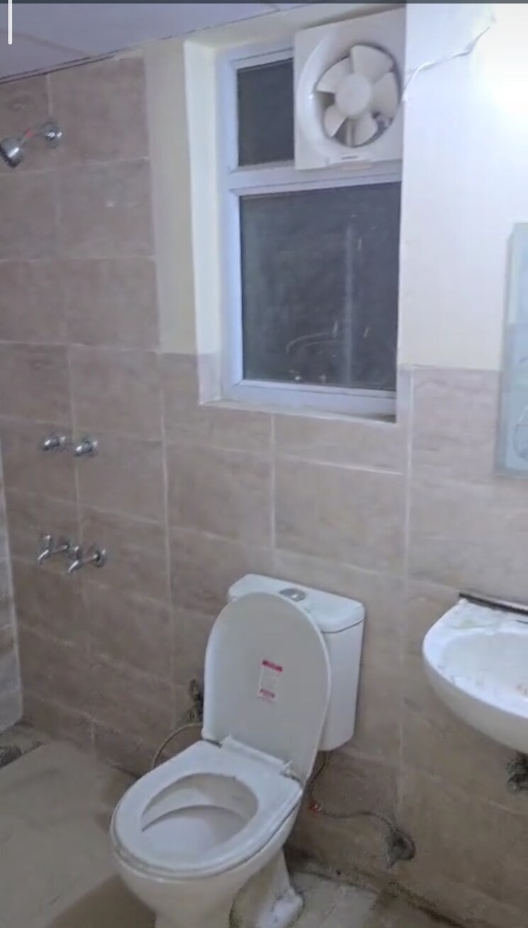 Bathroom, wave-dream-homes 2 Bedroom 808 Sq.Ft. Apartment In Wave City Ghaziabad 9488961