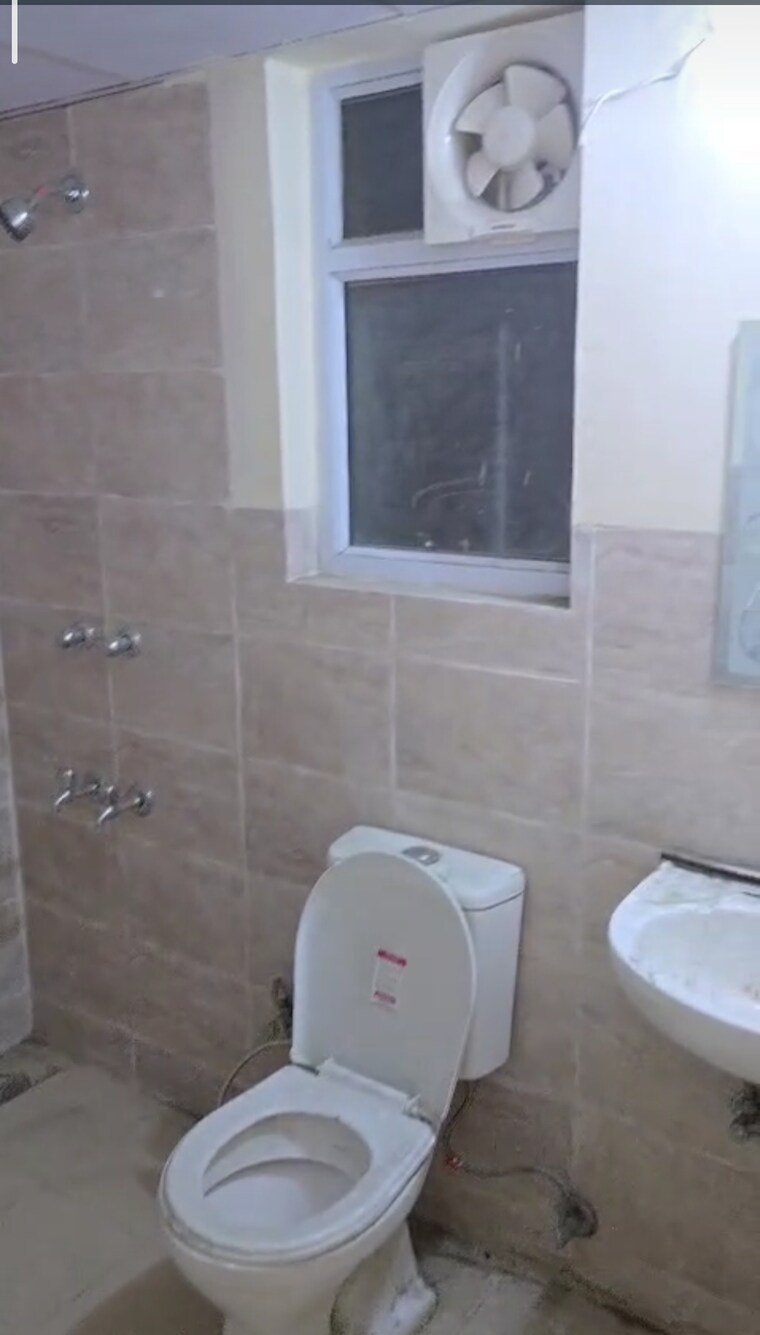 Bathroom, wave-dream-homes 2 Bedroom 808 Sq.Ft. Apartment In Wave City Ghaziabad 9488961