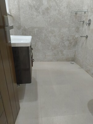 Room in 4 BHK Apartment at Vasant Kunj – for Sale