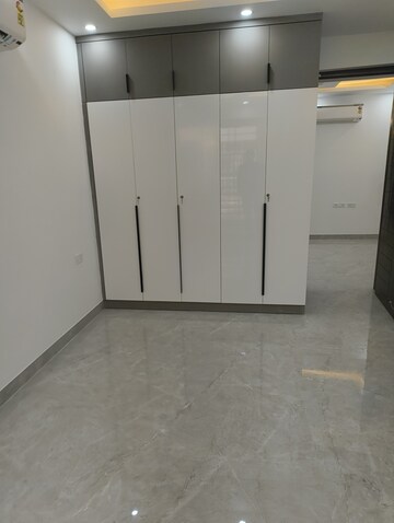 Room in 4 BHK Apartment at Vasant Kunj – for Sale