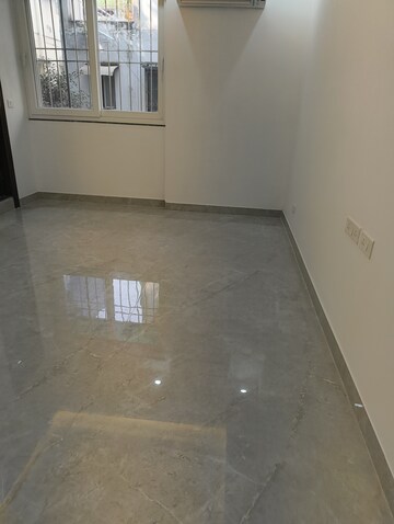 Room in 4 BHK Apartment at Vasant Kunj – for Sale