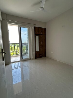 Room in 3 BHK Apartment at Eldeco Live By The Greens, Sector 150 – for Rent