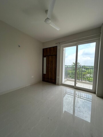 Room in 3 BHK Apartment at Eldeco Live By The Greens, Sector 150 – for Rent