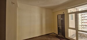 Room in 3.5 BHK Apartment at BPTP Park Grandeura, Sector 82 – for Sale