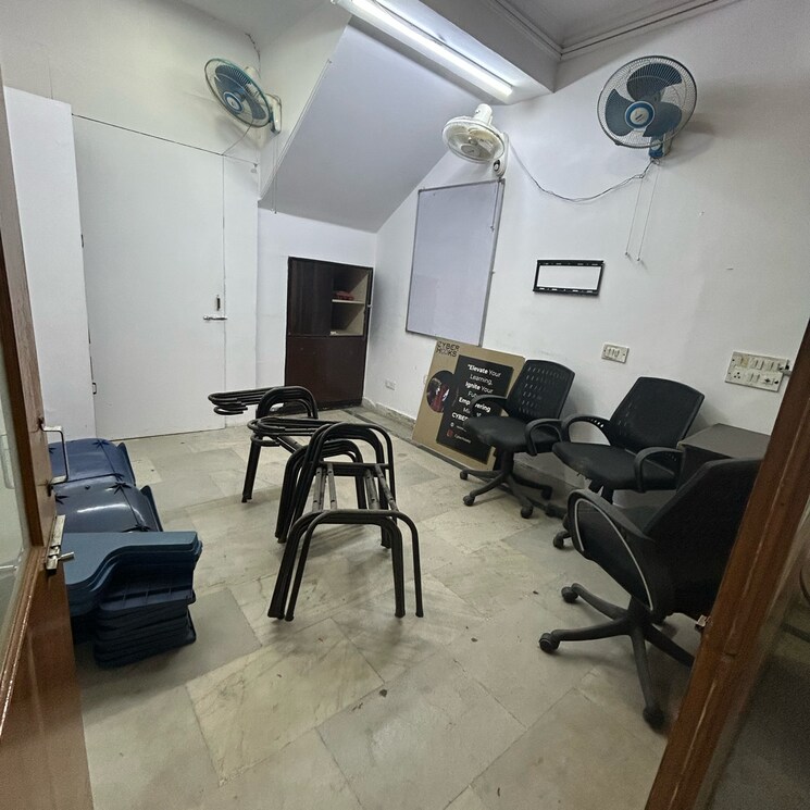 Gym, south extension i Commercial Office Space 1800 Sq.Ft. In South Extension I Delhi 9489211