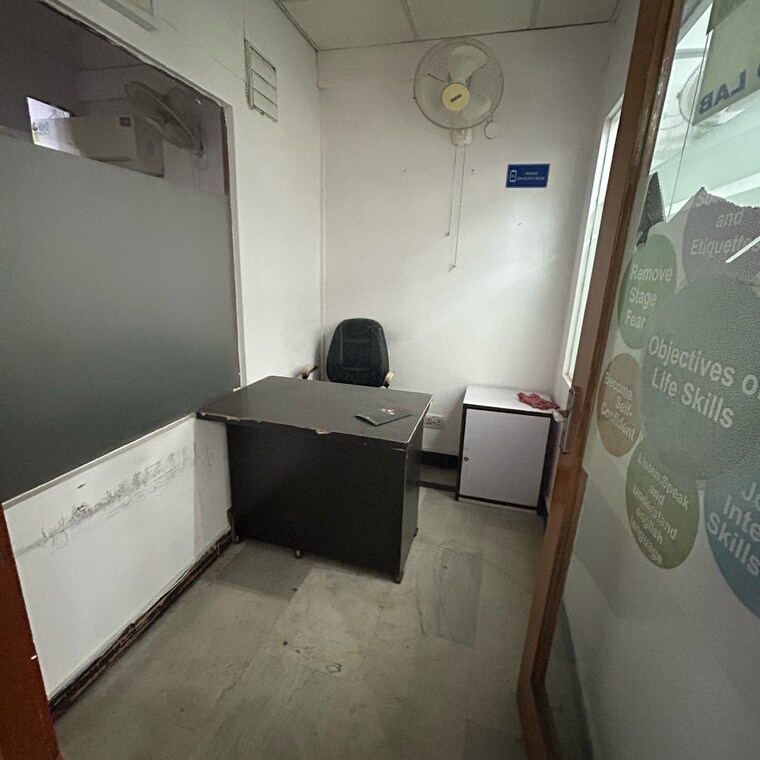 Team Area, south extension i Commercial Office Space 1800 Sq.Ft. In South Extension I Delhi 9489211