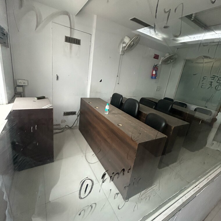 Team Area, south extension i Commercial Office Space 1800 Sq.Ft. In South Extension I Delhi 9489211