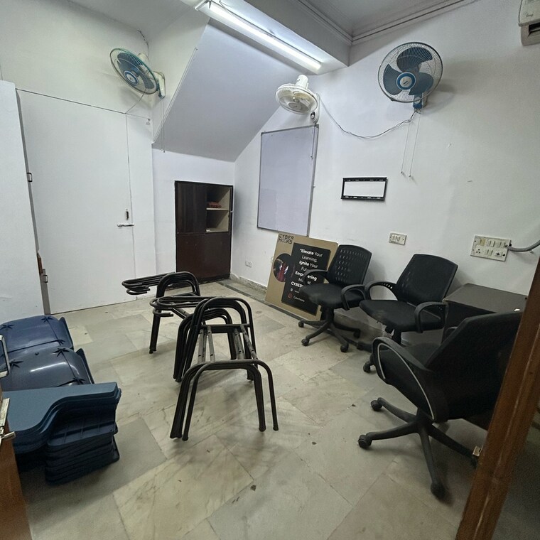 Team Area, south extension i Commercial Office Space 1800 Sq.Ft. In South Extension I Delhi 9489211