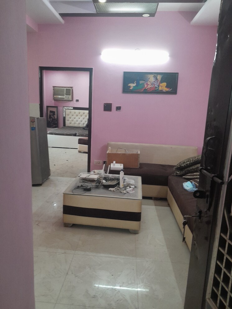 Room, rohini sector 11 2 Bedroom 75 Sq.Mt. Builder Floor In Rohini Sector 11 Delhi 9489199