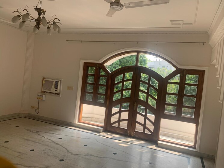  Parking, vasant vihar 4 Bedroom 400 Sq.Yd. Builder Floor In Vasant Vihar Delhi 9489201