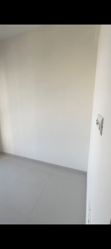 Room in 1.5 BHK Apartment at Sheth Zuri, Laxmi Nagar – for Rent