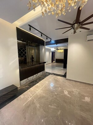 Room in 5 BHK Builder Floor at DLF City Phase IV, Dlf Phase iv – for Rent