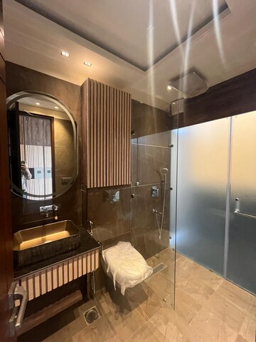 Living Room in 5 BHK Builder Floor at DLF City Phase IV, Dlf Phase iv – for Rent