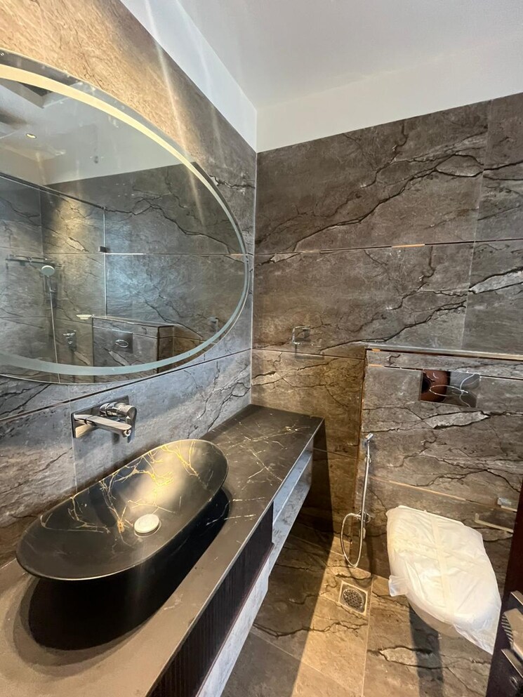 Bathroom, dlf-city-phase-iv 5 Bedroom 360 Sq.Yd. Builder Floor In Dlf Phase iv Gurgaon 9489367