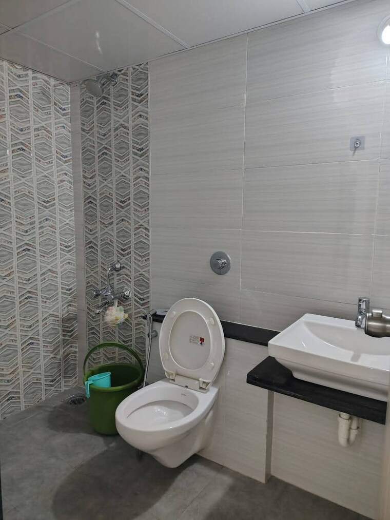Bathroom, kohinoor-sapphire-2 2 Bedroom 660 Sq.Ft. Apartment In Tathawade Pune 9489381