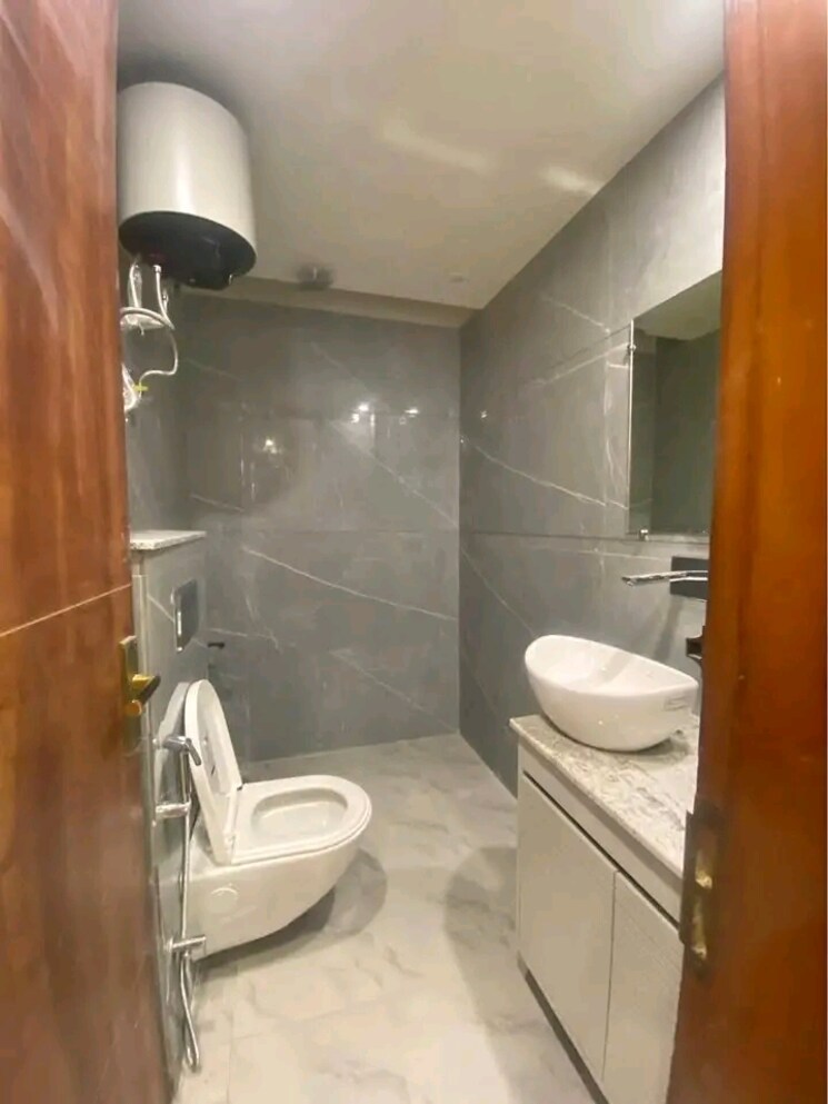 Bathroom, chattarpur 2 Bedroom 1000 Sq.Ft. Builder Floor In Chattarpur Delhi 9489468