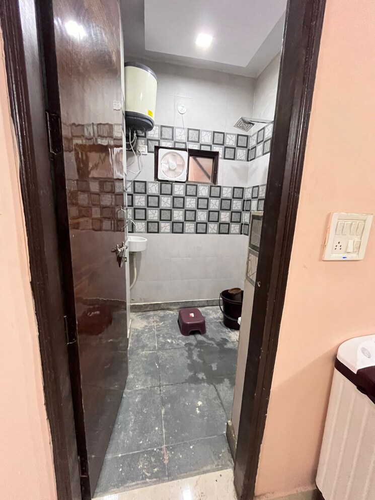 Bathroom, rohini sector 16 1 Bedroom 700 Sq.Ft. Builder Floor In Rohini Sector 16 Delhi 9489596
