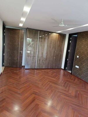 Bedroom in 4 BHK Builder Floor at Unitech South City 1, South City 1 – for Rent