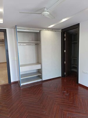 Room in 4 BHK Builder Floor at Unitech South City 1, South City 1 – for Rent