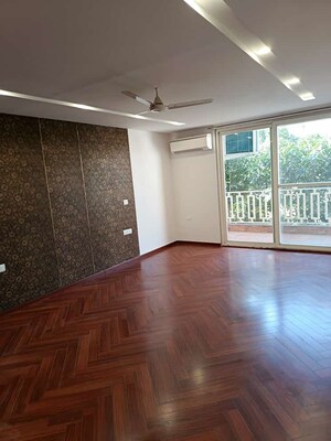 Room in 4 BHK Builder Floor at Unitech South City 1, South City 1 – for Rent