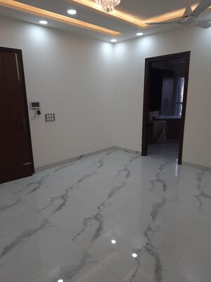 Room in 3 BHK Builder Floor at Unitech South City 1, South City 1 – for Rent