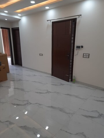 Room in 3 BHK Builder Floor at Unitech South City 1, South City 1 – for Rent