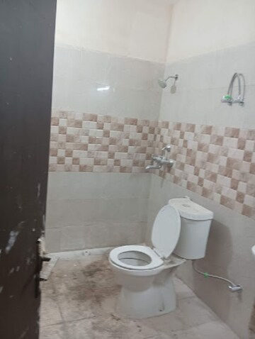 Bathroom in 3 BHK Villa at Amrapali Dream Valley, Tech Zone 4 Greater Noida – for Sale