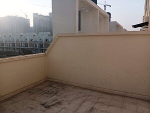 Room in 3 BHK Villa at Amrapali Dream Valley, Tech Zone 4 Greater Noida – for Sale