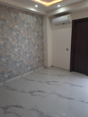 Room in 3 BHK Builder Floor at Unitech South City 1, South City 1 – for Rent